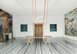 Wireline připomíná houpačku nebo jen ležérně ze stropu visící kabely (Od designerského dua Formafantasma pro Flos)