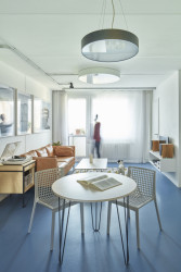 Maria Maninová (MAAT), Rekonstrukce bytu v Krči - modrobílá působí v interiéru lehkým prosvětleným dojmem