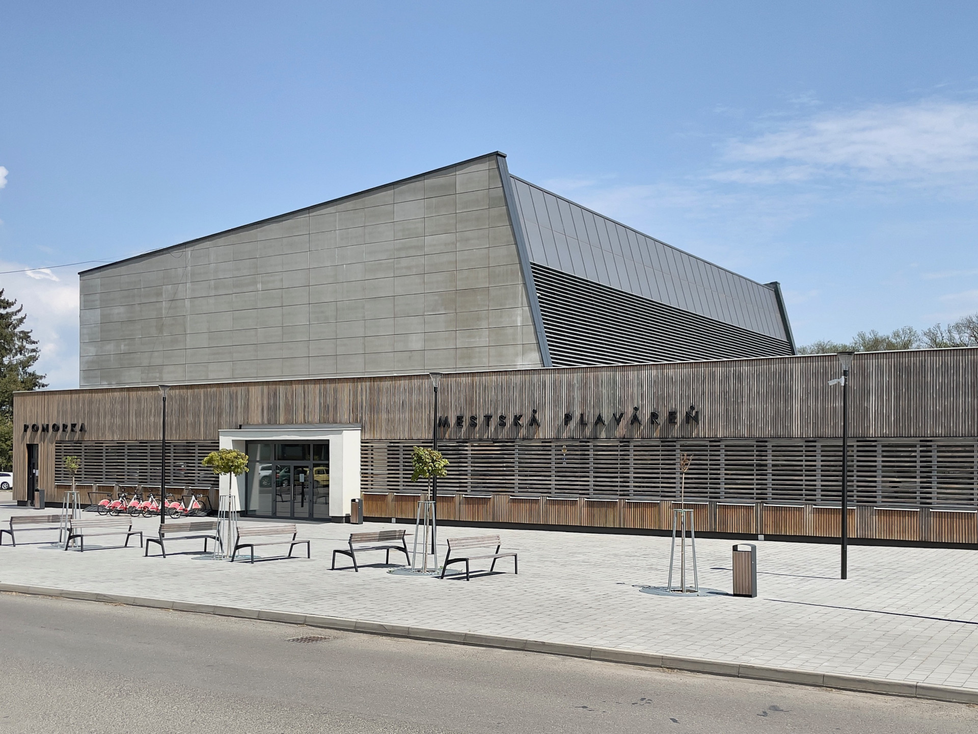 Plavecký bazén se nachází v okresním městě Trebišov na jihovýchodě Slovenska