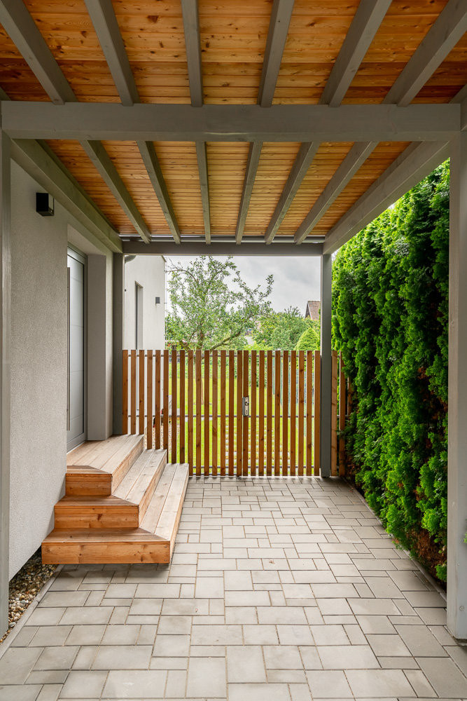 Velký dům na malém pozemku, postavený na zemních vrutech