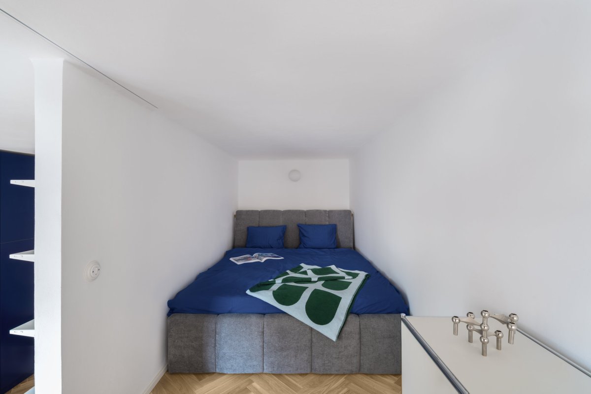 Minimalistická ložnice (Rekonstrukce bytu Žižkov, NOMAARCH)