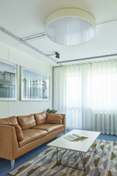 Maria Maninová (MAAT), Rekonstrukce bytu v Krči - modrá podlaha z polyuretanu dává vyniknout nábytku, zároveň příjemně odráží a roznáší světlo