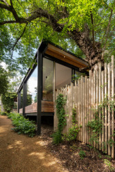 Stěny jsou ze skla. (Rekosntrukce domu v Bretani, MOLO ARCHITEKTI)