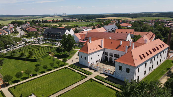 Zámek ve Valči se po rekonstrukci proměnil ve welness hotel