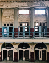 V patrech nad bazénem byly převlíkárny