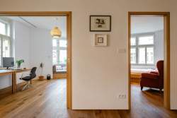 Byt v Praze-Vinohradech, Archistroj a Atelier HORIZONT: Z obývacího pokoje se vstupuje do pracovny a ložnice