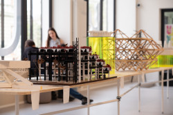 Do 13. října 2023 bude v kreativním hubu KUMST k vidění výstava Široký perimetr architektury