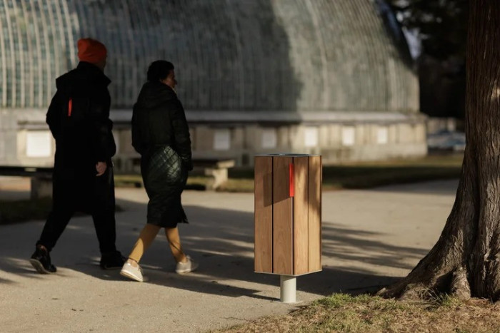 Koš dostupné ve variantě až se čtyřmi nádobami, přičemž označení typu odpadu je řešeno barevným pryžovým praporkem. Každá nádoba má objem 38 litrů. (Model E20 Kolekce E od Egoé)