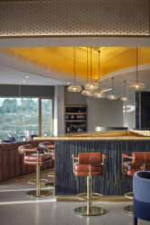 Bar Golden Eye - nachází se v nejvyšším patře hotelu