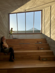 Betonové věže Archeoparku Pavlov doplňují panaroama okolních vrchů s Dívčími hrady. Foto: Matěj Beránek