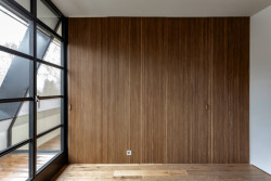 Nejen truhlářské detaily v interiéru jsou výsledkem intenzivní a kvalitní spolupráce mezi rodinou a architekty. (Chata JARO u Prahy, edit! architects)