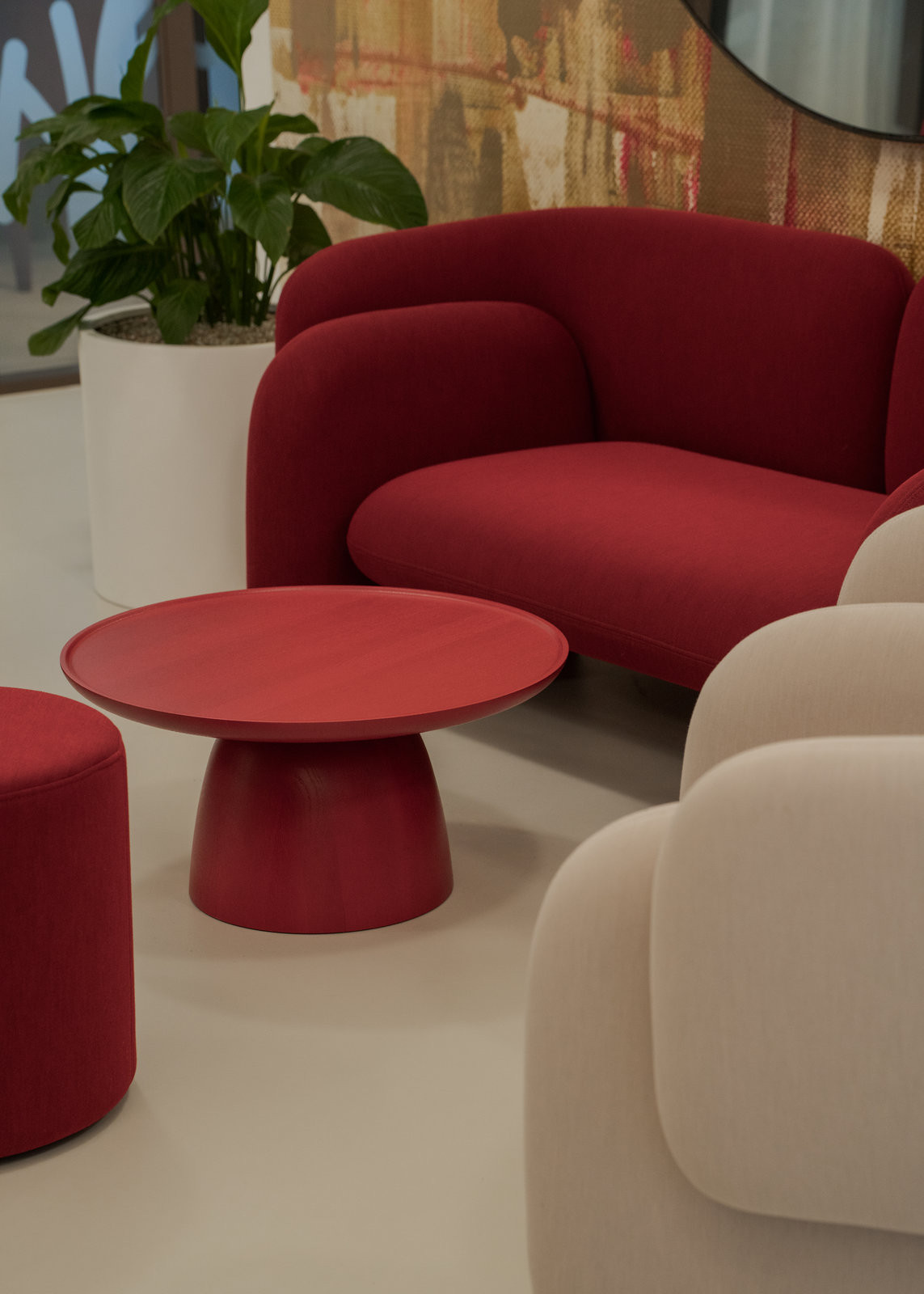 V interiéru se nachází nábytek českých designových značek.  (Kanceláře JSK v Praze; BekArch)