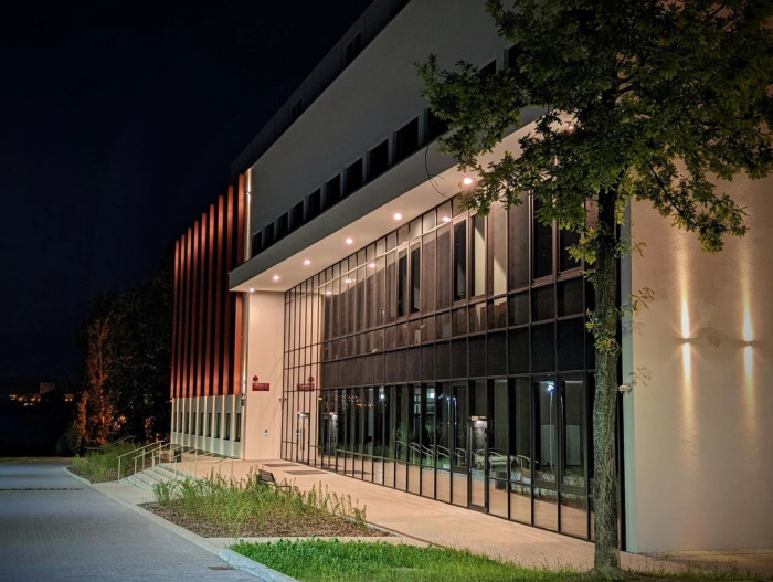 Okenní a dveřní systém s tepelnou izolací MB-79N byl použit také na Fakultě práva a sociálních věd Univerzity Jana Kochanowského v Kielcích v Polsku. 