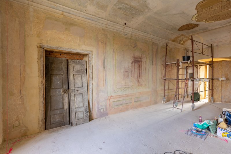 Ve dvou třetinách velkého objektu ale stále nic není, na jeho slavnější historii upomínají pouze zbytky nástěnných maleb a štuků