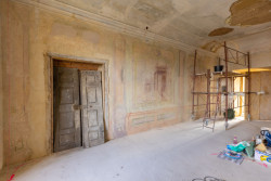 Ve dvou třetinách velkého objektu ale stále nic není, na jeho slavnější historii upomínají pouze zbytky nástěnných maleb a štuků