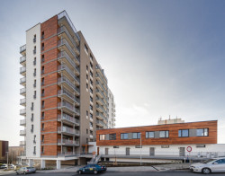 Při stavbě bytového domu Bydlení Nad Přehradou využili architekti technologii imitace dřeva StoWood Decor.