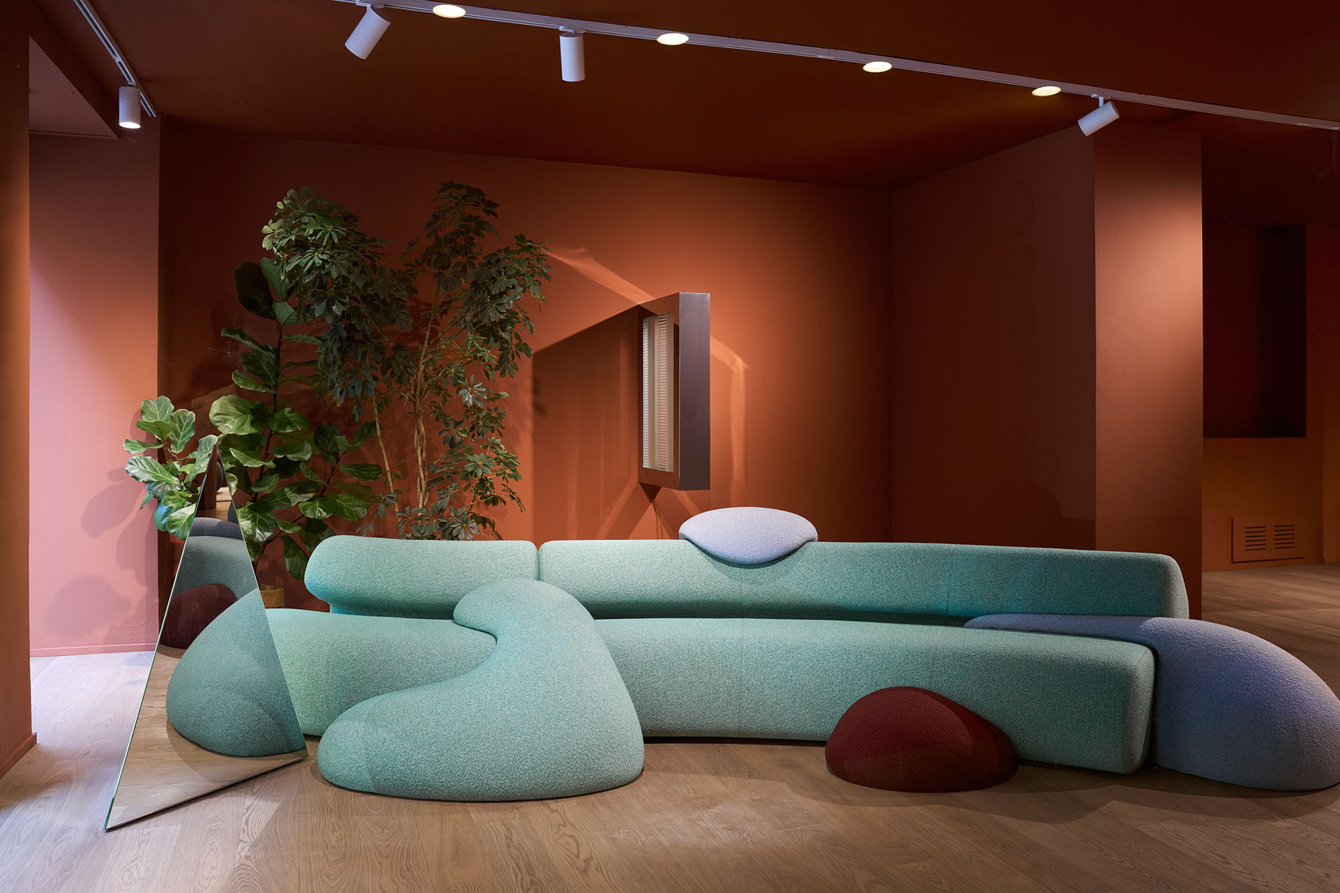 Konsepti vybralo inspirativní kolekce z milánského veletrhu Salone del Mobile. (na obrázku modulárním lounge systém Gruuvelot od značky Moroso)