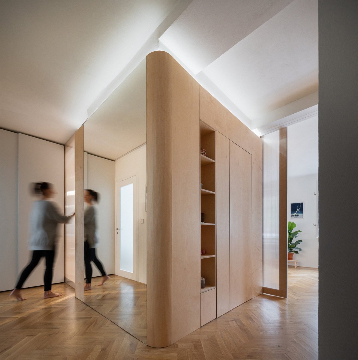 Rekonstrukce bytu v Praze-Bubenči, Papundekl architekti: ... dřevěného jádra, které v sobě slučuje obdivuhodné množství funkcí