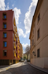 Budova stojí na křižovatce ulic Kozí a U Milosrdných na Starém Městě. (Rezidence U Milosrdných na Starém Městě od Fránek Architects)