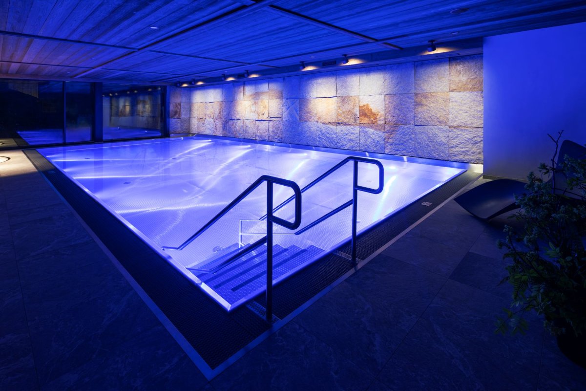 Komerční wellness v Resortu Aldrov: Bazénová hala s nerezovým plaveckým bazénem a nerezovou vířivkou 