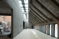 Pod stechou střední hmoty budovy se dnes nachází kavárna.