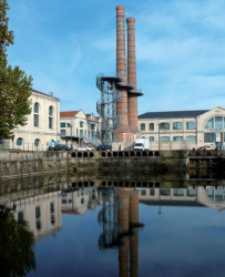 Obr. 2: Rozhledna na komínech v areálu bývalé zbrojovky, Chatellerault, Francie - foto