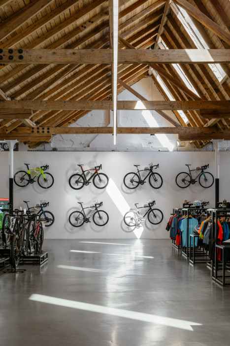 Přestavba Vindyšovy továrny na Ski a Bike Centrum Radotín, VLLNNA + Martin Duba studio/ Ing. arch. Petr Šindelář, Ing. arch. Martin Duba, Ing. arch. Hana Davidová