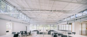 Ateliér A8000 využívá dvě podlaží západní části budovy. (Ateliér v panelárně od A8000)
