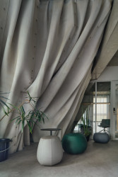 Pod vodopádem se nachází sdílené prostory.  (Ryozan Park Green, Akihisa Hirata Architecture Office)