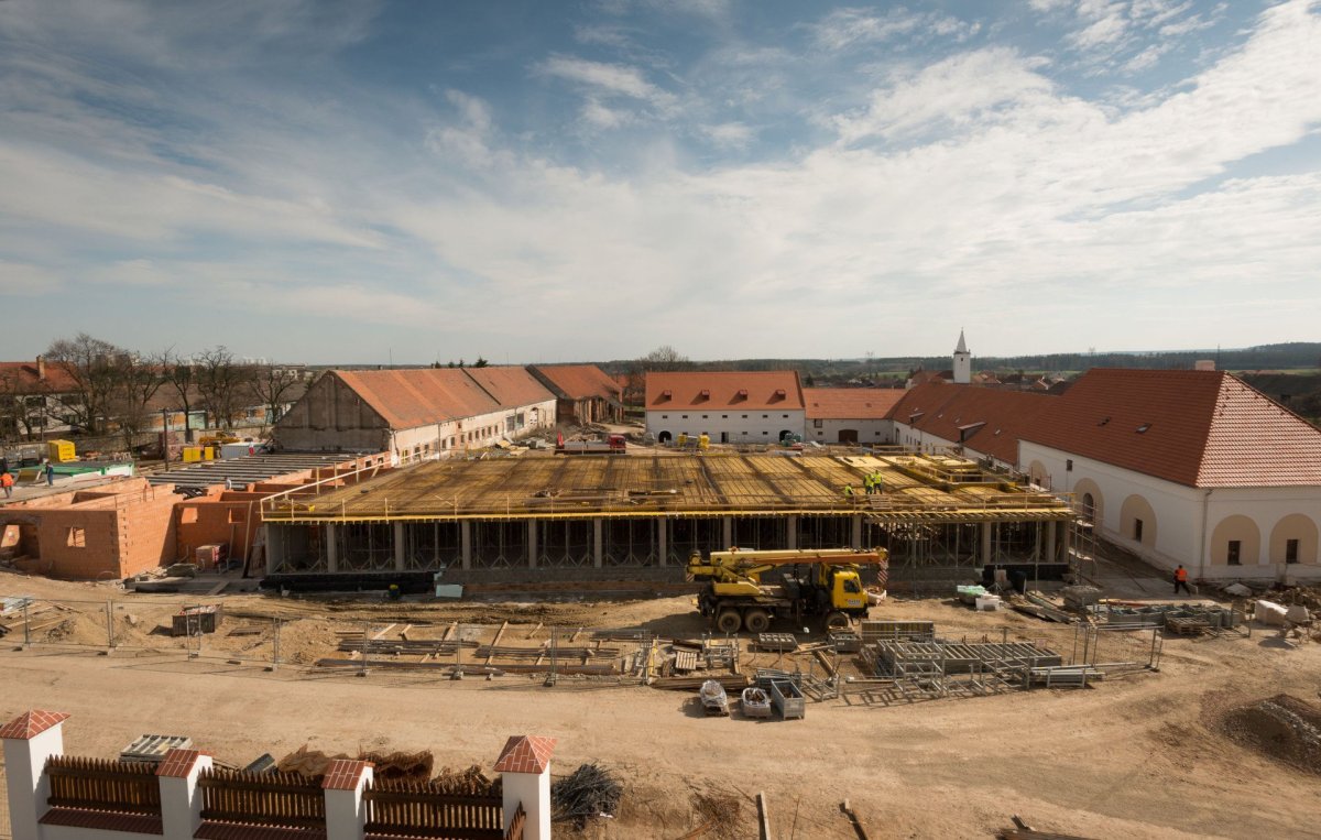 Všechny stávající budovy byly zrekonstruovány s použitím původních konstrukcí i materiálů. V areálu vyrostla také novostavba, která v sobě obsahuje společenský sál