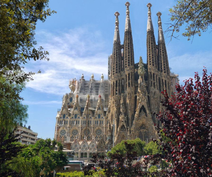 Antoni Gaudí, chrám Sagrada Família. I po sto čtyřiceti letech se stále staví. Nové části chrámu Sagrada Família jsou převážně z betonu