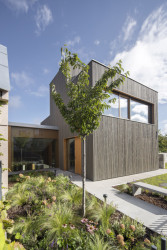 Rodinný dům Na rade, Noiz architekti: Ze zanedbané zahrady se stala zahrada pobytová, kam lze vyjít z obývacího pokoje