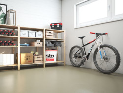 Jednoduchá aplikace podlahového nátěru, jako je například StoCryl BF 700, představuje ideální řešení pro sklepy a kočárkárny. S minimálními náklady okamžitě zlepšíte vzhled běžně zašedlých prostor, zvýšíte jejich komfort a užitnou hodnotu. Navíc se povrch stane snadněji udržovatelným a čištění bude výrazně jednodušší. 