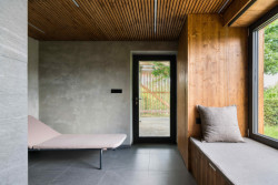 Barbora Léblová navrhla zahradní domek se saunou, relaxačním prostorem a terasou na pražském Slivenci