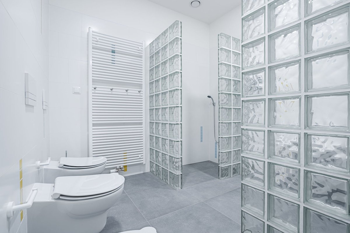 Také koupelny jsou bílé (MŠ Bratřejov, talaša kutěj architekti)