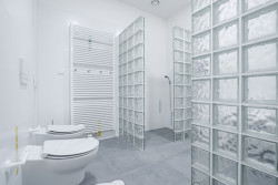 Také koupelny jsou bílé (MŠ Bratřejov, talaša kutěj architekti)