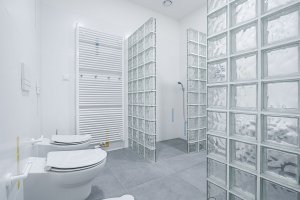 Také koupelny jsou bílé (MŠ Bratřejov, talaša kutěj architekti)
