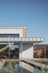 Rodinný dům u Pardubic, 0,5 Studio: Přízemí, předsunuté střechy, prvního patra a centrální krychle vytyčující obytný prostor s převýšeným stropem