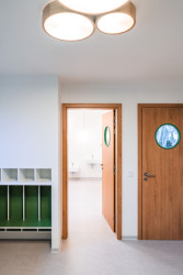 Šatna s kruhovými světly a okýnky (Mateřská škola ve Vědomicích, Architip)