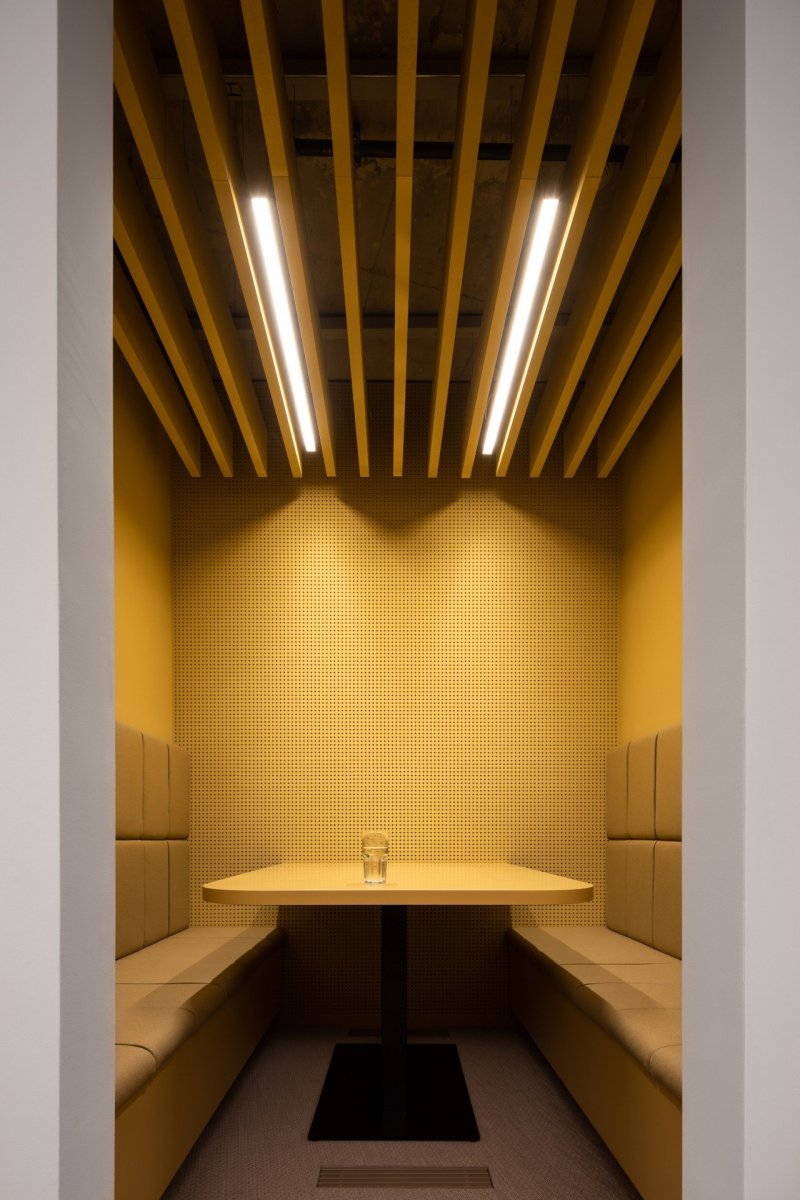 Interiér osmého podlaží Drnu od Studio acht a Vos Interieur