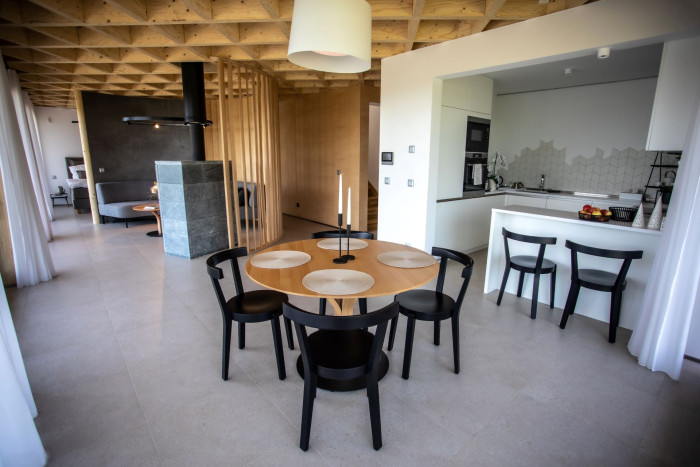 Díky samonosnému kazetovému stropu se dá měnit dispozice interiéru. (Vila Sobeš v Sedlešovicích, arch. návrh: Noa architekti, generální dodavatel stavby: VESPER HOMES) 