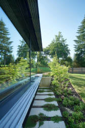 Chatička je současná, ale zároveň pokorná ke svému okolí i přírodě. (Chata v Posázaví, Studio Sporadical)