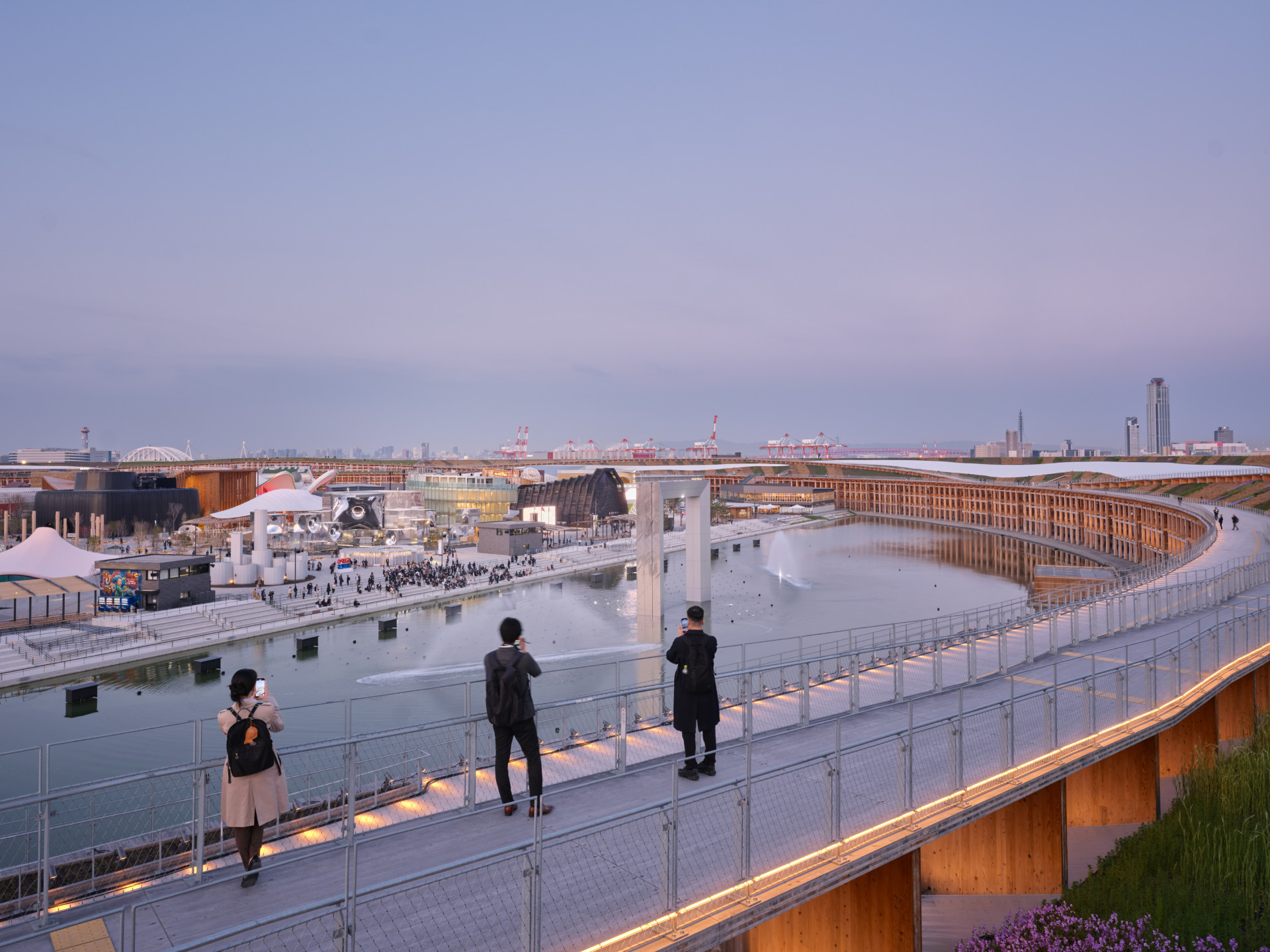 Co na jejich stavbě baví samotné architekty? „Krásný je moment příchodu na střešní terasu, ze které je celé EXPO jako na dlani.“ Je tu vidět na hladinu moře a na okolní pavilony – řada z nich je rovněž ze dřeva. 