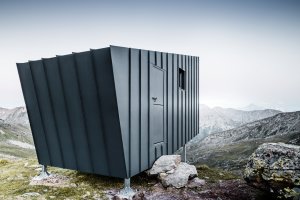 Tým mladých architektů Skye Sturm realizoval minimalistický bivak v italských Alpách