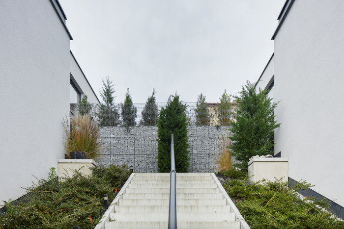 Dvě identické vily od studia Jestico + Whiles na jihozápadě Prahy