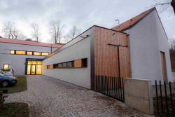 Budova knihovny s restaurací ve Šlapanicích od Milana Podroužka a spoluautorů