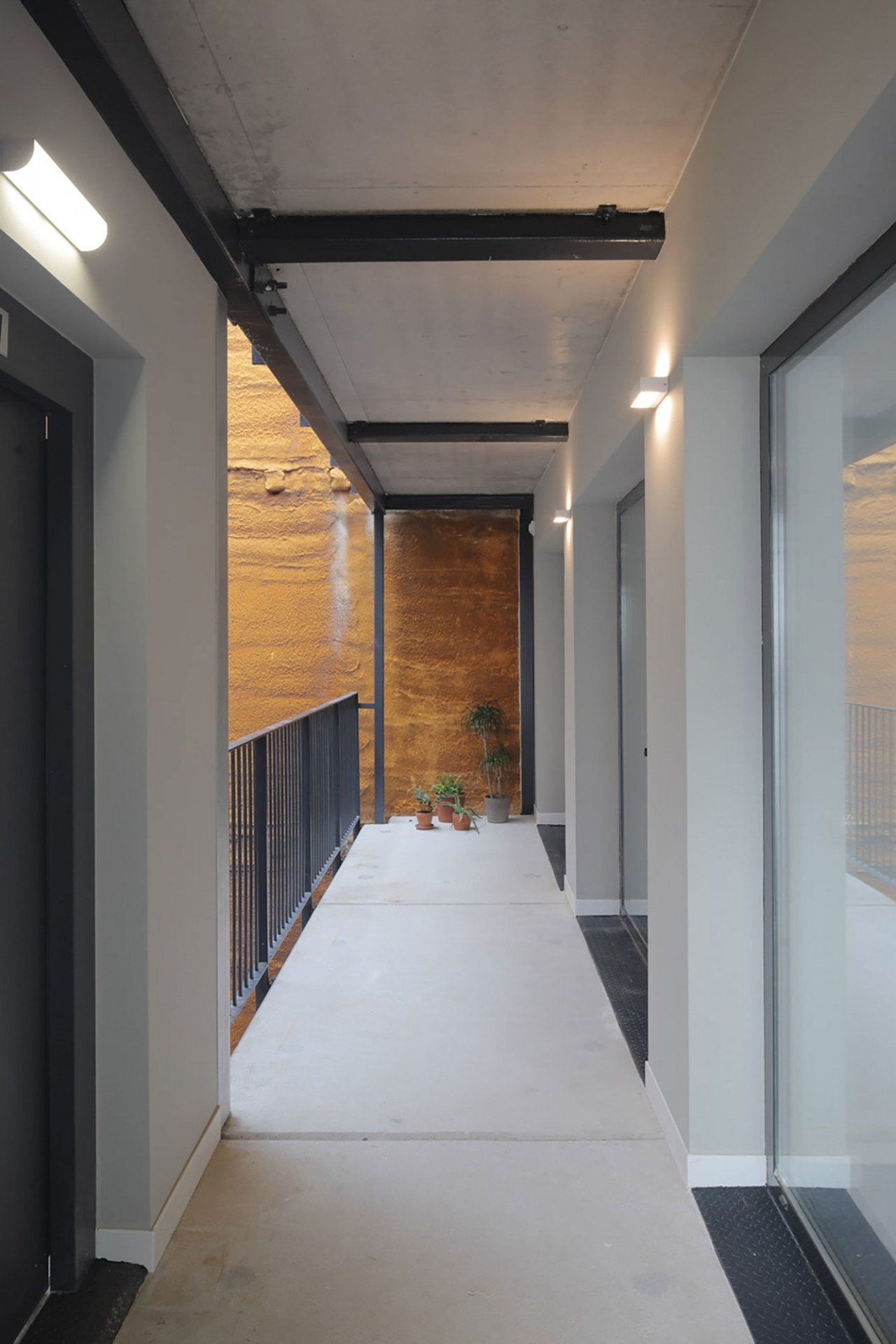 Dočasný bytový dům v Barceloně, Straddle3 + Eulia Arkitektura + Yaiza Terré