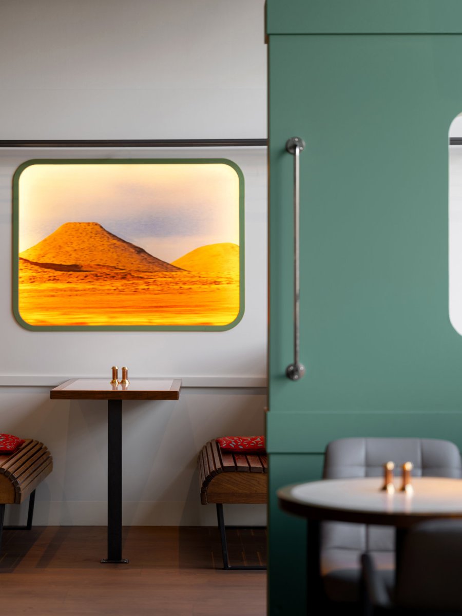 Indické bistro na pražské Floře je stylizované do indického vlaku minulého století. (Bombay Express; Studio archicraft)