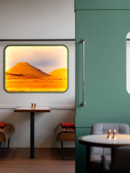 Indické bistro na pražské Floře je stylizované do indického vlaku minulého století. (Bombay Express; Studio archicraft)