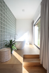 Prodesi/Domesi - Dřevostavba u Benešova: Stupně vyrovnávají výškové předěly